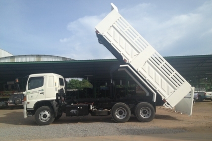 มี 10 ล้อ HINO MEGA เครื่อง JO8C 260 แรงม้าดั้มพ์ดิน ครับ สวยๆเลยรถห้างครับ