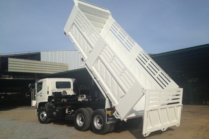 มี 10 ล้อ HINO MEGA เครื่อง JO8C 260 แรงม้าดั้มพ์ดิน ครับ สวยๆเลยรถห้างครับ