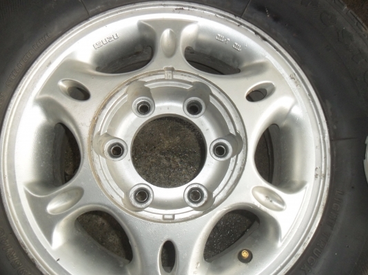 ล้อแม็ก 14นิ้ว 6รู อีซุสุ พร้อมยาง สวยๆ 4 ล้อ ราคา 3800 บาท
