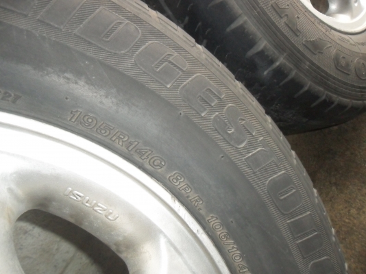 ล้อแม็ก 14นิ้ว 6รู อีซุสุ พร้อมยาง สวยๆ 4 ล้อ ราคา 3800 บาท