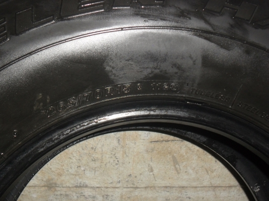 เจ๊สั่งลุย ยาง BRIDGESTONE 265/70R15ปี09 สวยๆ 1 คู่ ราคา 1500 บาท