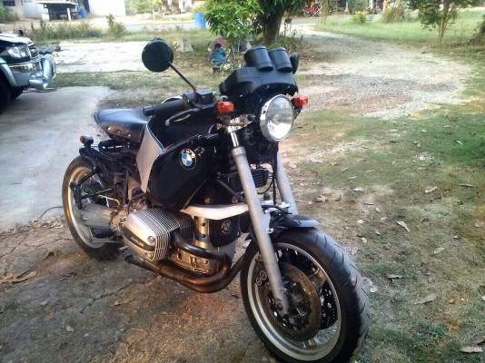 ธารนนทบุรี//ขาย bmw รุ่น r1100 rs ปี98 หล่อๆ แต่งแนวๆซักคันครับ เครื่องสมบูรณ์มากๆครับ ราคา 110,000 บาท