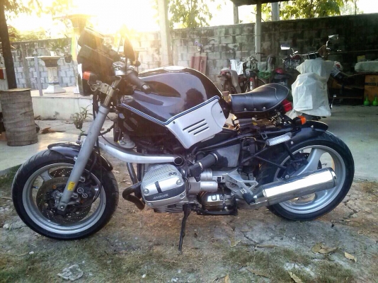 ธารนนทบุรี//ขาย bmw รุ่น r1100 rs ปี98 หล่อๆ แต่งแนวๆซักคันครับ เครื่องสมบูรณ์มากๆครับ ราคา 110,000 บาท