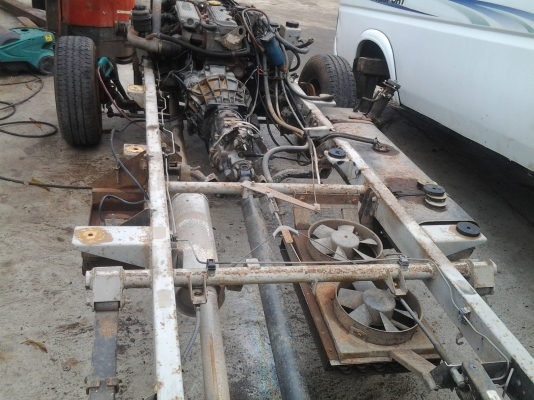 ขายครับแซสซีรถตู้บัดดี้พร้อมเครื่องยนต์ดีเซล2500ccเทอร์โบ113แรงม้า เครื่องแลนด์โรเวอร์เครื่องแน่นมาก คานหน้า+หลัง เป็นคานลอยใหญ่เอาไปทำ6ล้อได้เลย พวงมาลัยเพาเวอร์แถมแอร์หน้าหลัง ทุกอย่างครบ ขาดแต่หัวกระบะเท่านั้น ไม่มีเล่ม ขาย 55000 แยกเครื่องเกียร์ 35000