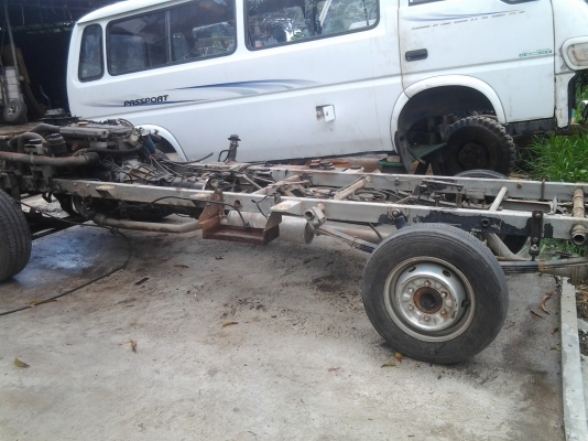 ขายครับแซสซีรถตู้บัดดี้พร้อมเครื่องยนต์ดีเซล2500ccเทอร์โบ113แรงม้า เครื่องแลนด์โรเวอร์เครื่องแน่นมาก คานหน้า+หลัง เป็นคานลอยใหญ่เอาไปทำ6ล้อได้เลย พวงมาลัยเพาเวอร์แถมแอร์หน้าหลัง ทุกอย่างครบ ขาดแต่หัวกระบะเท่านั้น ไม่มีเล่ม ขาย 55000 แยกเครื่องเกียร์ 35000