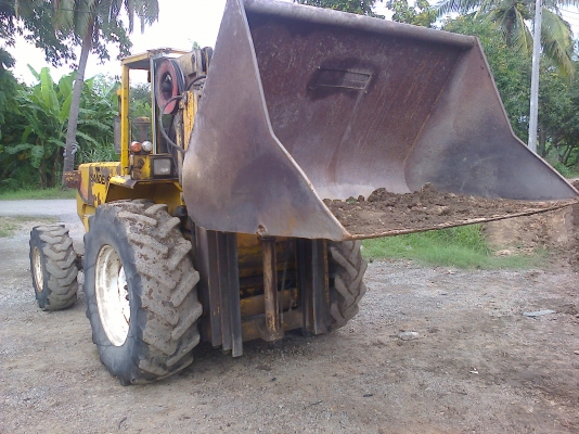 ขายรถฟอร์ด  6610  คานคาโล่  2  เพลาเป็นรถตักได้  เป็นโฟคลิบ  ทํารถคีบอ้อยได้