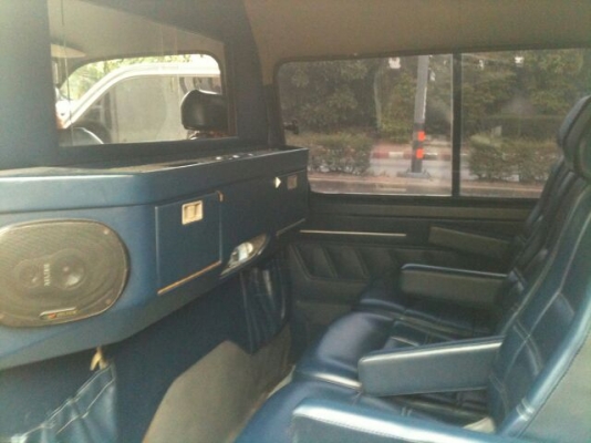 TOYOTA ตู้ หลังคาสูง มือเดียว สวยเดิม ดีเซล 2500 cc..