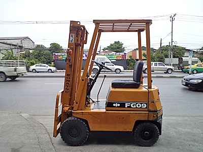 ขายรถยกโคมัสสึ 900 กิโล  เครื่องเบนซิน  กระบอกคู่  เสาสูง 3 เมตร   พวงมาลัยเพาเว่อร์  สีเดิมจากนอก นำเข้าจากญี่ปุ่น ใช้งานได้ทันที ราคา98000