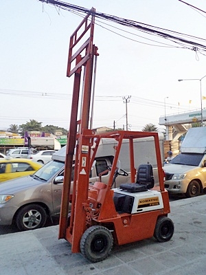 ขายรถยกโคมัสสึ 1 ตัน รุ่น12  เครื่องเบนซิน  กระบอกคู่  เสาสูง 3 เมตร   ยางตันใหม่ พวงมาลัยเพาเว่อร์  สีเดิมจากนอก นำเข้าจากญี่ปุ่น ใช้งานได้ทันที ราคา120000