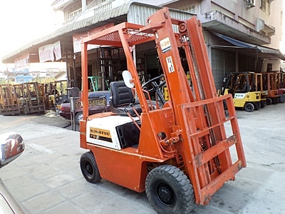 ขายรถยกโคมัสสึ 1 ตัน รุ่น12  เครื่องเบนซิน  กระบอกคู่  เสาสูง 3 เมตร   ยางตันใหม่ พวงมาลัยเพาเว่อร์  สีเดิมจากนอก นำเข้าจากญี่ปุ่น ใช้งานได้ทันที ราคา120000