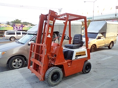 ขายรถยกโคมัสสึ 1 ตัน รุ่น12  เครื่องเบนซิน  กระบอกคู่  เสาสูง 3 เมตร   ยางตันใหม่ พวงมาลัยเพาเว่อร์  สีเดิมจากนอก นำเข้าจากญี่ปุ่น ใช้งานได้ทันที ราคา120000