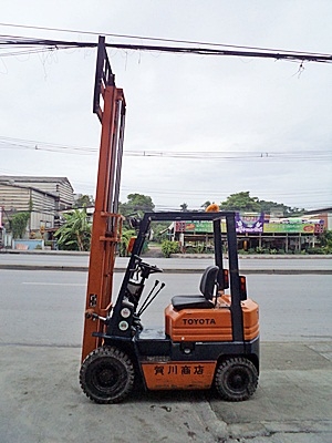 ขายรถยกโตโยต้า 1 ตัน รุ่น5 เครื่องเบนซิน   กระบอกคู่  เสาสูง 3 เมตร ยางตันใหม่ พวงมาลัยเพาเว่อร์  สีเดิมจากนอก นำเข้าจากญี่ปุ่น ใช้งานได้ทันที ราคา150000