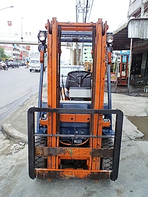 ขายรถยกโตโยต้า 1 ตัน รุ่น5 เครื่องเบนซิน   กระบอกคู่  เสาสูง 3 เมตร ยางตันใหม่ พวงมาลัยเพาเว่อร์  สีเดิมจากนอก นำเข้าจากญี่ปุ่น ใช้งานได้ทันที ราคา150000