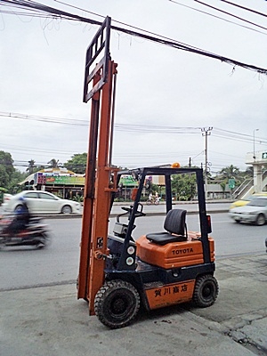 ขายรถยกโตโยต้า 1 ตัน รุ่น5 เครื่องเบนซิน   กระบอกคู่  เสาสูง 3 เมตร ยางตันใหม่ พวงมาลัยเพาเว่อร์  สีเดิมจากนอก นำเข้าจากญี่ปุ่น ใช้งานได้ทันที ราคา150000