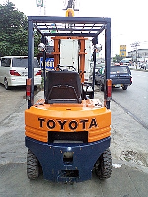 ขายรถยกโตโยต้า 1 ตัน รุ่น5 เครื่องเบนซิน   กระบอกคู่  เสาสูง 3 เมตร ยางตันใหม่ พวงมาลัยเพาเว่อร์  สีเดิมจากนอก นำเข้าจากญี่ปุ่น ใช้งานได้ทันที ราคา150000