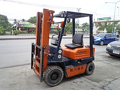 ขายรถยกโตโยต้า 1 ตัน รุ่น5 เครื่องเบนซิน   กระบอกคู่  เสาสูง 3 เมตร ยางตันใหม่ พวงมาลัยเพาเว่อร์  สีเดิมจากนอก นำเข้าจากญี่ปุ่น ใช้งานได้ทันที ราคา150000