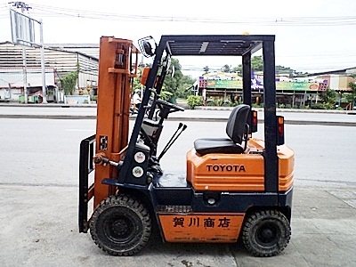 ขายรถยกโตโยต้า 1 ตัน รุ่น5 เครื่องเบนซิน   กระบอกคู่  เสาสูง 3 เมตร ยางตันใหม่ พวงมาลัยเพาเว่อร์  สีเดิมจากนอก นำเข้าจากญี่ปุ่น ใช้งานได้ทันที ราคา150000