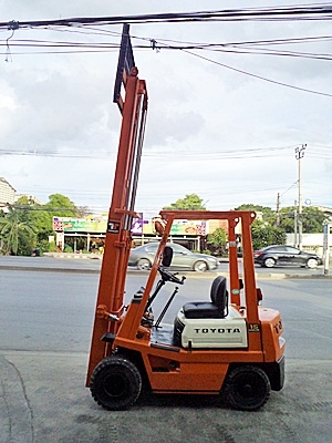 ขายรถยกโตโยต้า 1.5 ตัน รุ่น4 เครื่องเบนซิน   กระบอกคู่  เสาสูง 3 เมตร ยางตัน  พวงมาลัยเพาเว่อร์  สีเดิมจากนอก นำเข้าจากญี่ปุ่น ใช้งานได้ทันที ราคา140000