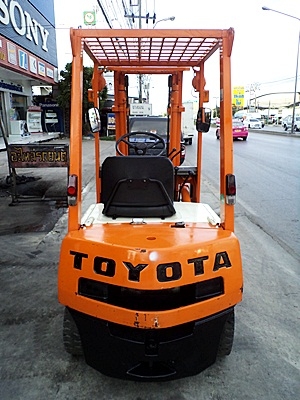 ขายรถยกโตโยต้า 1.5 ตัน รุ่น4 เครื่องเบนซิน   กระบอกคู่  เสาสูง 3 เมตร ยางตัน  พวงมาลัยเพาเว่อร์  สีเดิมจากนอก นำเข้าจากญี่ปุ่น ใช้งานได้ทันที ราคา140000