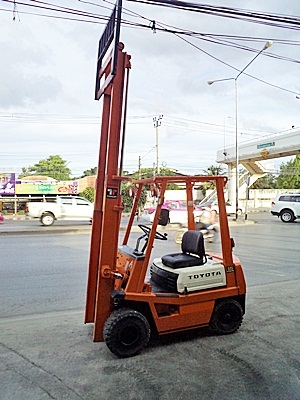 ขายรถยกโตโยต้า 1.5 ตัน รุ่น4 เครื่องเบนซิน   กระบอกคู่  เสาสูง 3 เมตร ยางตัน  พวงมาลัยเพาเว่อร์  สีเดิมจากนอก นำเข้าจากญี่ปุ่น ใช้งานได้ทันที ราคา140000