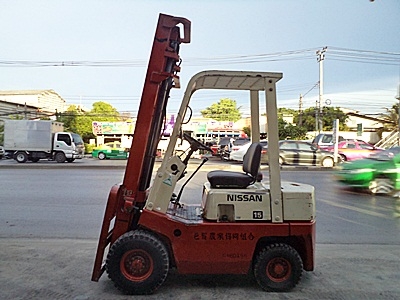 ขายรถยกนิสสัน 1.5 ตัน  เครื่องเบนซิน   กระบอกคู่   เสาสูง 4 เมตร   พวงมาลัยเพาเว่อร์  สีเดิมจากนอก นำเข้าจากญี่ปุ่น ใช้งานได้ทันที ราคา140000