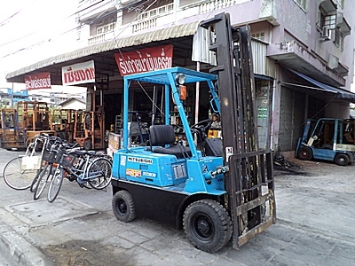 ขายรถยกมิตซูบิชิ 1.5 ตัน  เครื่องเบนซิน  (ใช้แก๊สอย่างเดียว) กระบอกคู่   เสาสูง 4 เมตร  พวงมาลัยเพาเว่อร์  สีเดิมจากนอก นำเข้าจากญี่ปุ่น ใช้งานได้ทันที ราคา150000