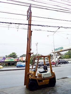 ขายรถยกโตโยต้า 1.5 ตัน  เครื่องเบนซิน   เสาสูง 5 เมตร  เสาต่ำ  ยางตันใหม่  พวงมาลัยเพาเว่อร์  สีเดิมจากนอก นำเข้าจากญี่ปุ่น ใช้งานได้ทันที ราคา160000