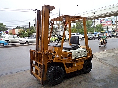 ขายรถยกโตโยต้า 1.5 ตัน  เครื่องเบนซิน   เสาสูง 5 เมตร  เสาต่ำ  ยางตันใหม่  พวงมาลัยเพาเว่อร์  สีเดิมจากนอก นำเข้าจากญี่ปุ่น ใช้งานได้ทันที ราคา160000