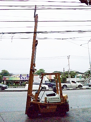 ขายรถยกโตโยต้า 1.5 ตัน  เครื่องเบนซิน   เสาสูง 5 เมตร  เสาต่ำ  ยางตันใหม่  พวงมาลัยเพาเว่อร์  สีเดิมจากนอก นำเข้าจากญี่ปุ่น ใช้งานได้ทันที ราคา160000