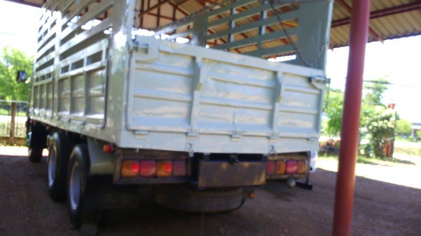 สิบล้อ HINO FL 3H รถปี37 รุ่นกระจกไฟฟ้า ยางเรเดียล มีแอร์ กระบะเหล็กยาว 6.25 เมตร รถสวย ใช้งานดี.