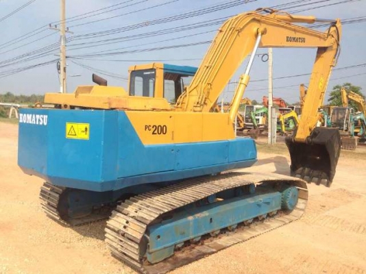 ขายรถแบคโฮ KOMATSU PC200-3 คอลโทรลสั้น ตัวเดินใหญ่ แทร็คใหญ่ รถนอกนำเข้าสภาพสวย มีVDOการทำงานครับ