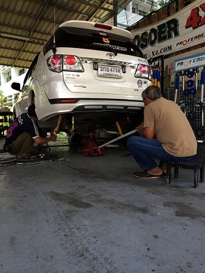 รับแก้ปัญหาช่วงล่าง Toyota Fortuner by Shock Profender