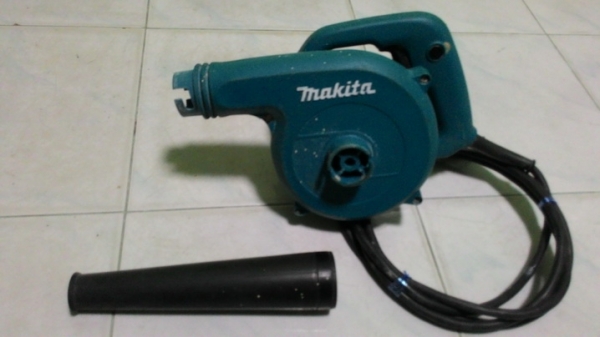 เครื่องเป่าลม ยี่ห้อ MAKITA UB1100 ขนาด 600 วัตต์ พร้อมใช้งานครับ