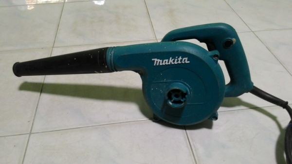 เครื่องเป่าลม ยี่ห้อ MAKITA UB1100 ขนาด 600 วัตต์ พร้อมใช้งานครับ