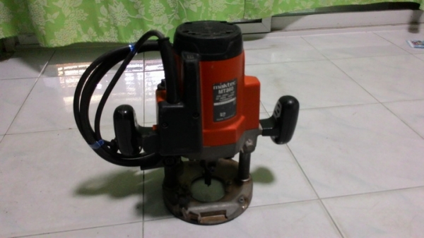 เครื่องเราเตอร์ (เซาะร่อง) ยี่ห้อ maktec mt360 พร้อมนำไปใช้งานครับ