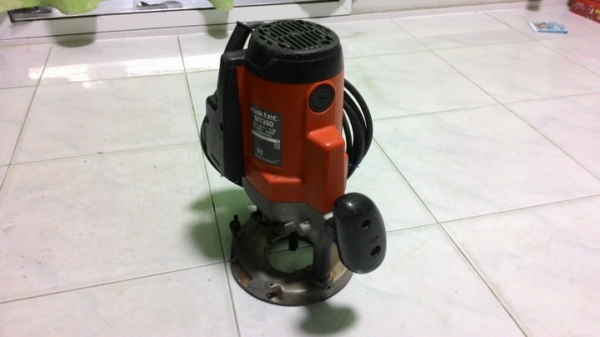 เครื่องเราเตอร์ (เซาะร่อง) ยี่ห้อ maktec mt360 พร้อมนำไปใช้งานครับ