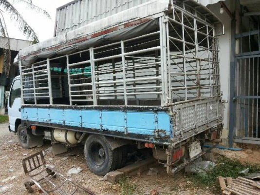 6 ล้อ หัวการ์ตูนเครื่อง 110 สีเทาฟ้า คอกเหล็ก หลังคามิเนียม ยาว 4 เมตร ยางขอบ 16 825 ติดแก๊ส  LPG ครัดซีดีเครื่องดี