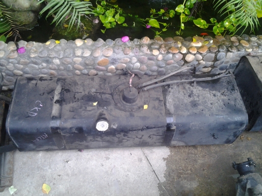 ขายถังน้ำมัน2ลูก ใส่6ล้อเล็กนิสสันกับอีซูซุเก่านอกครับ ลูกล่ะ 2500 บาทครับ