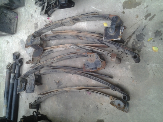 ขายแหนบ6ล้อเล้กนิสสันATLAS100 มีสองชุดๆล่ะ3500 บาทครับ เก่านอกอีซูซุ 1 ชุดครับ