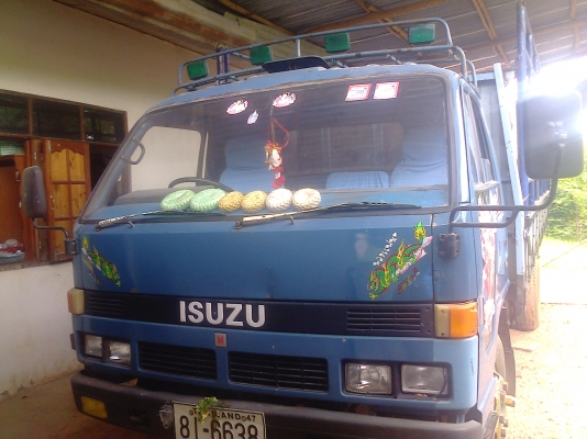 หกล้อ อีซูซุ NPR115เกียร์สั้นๆ รถไทบ้านพร้อมขาย ทะเบียนพร้อมโอน