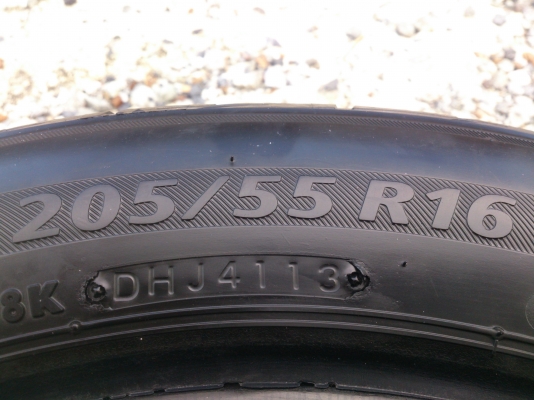 ขายยางบริสโตน Ecopia EP200  205/55R16 ยางสัปดาห์ที่41ปี13 ดอกยางสดนิ่มลึกเท่ากันไม่แตกลายไม่ร้าวไม่กินข้างดอกเต็ม(สภาพยาง95\%)ใช้งานน้อยมาก จำนวน 1 ชุด