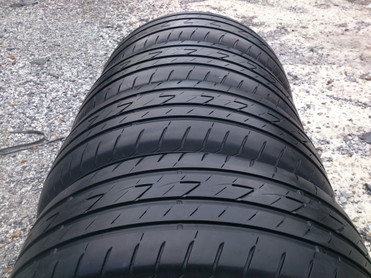 ขายยางบริสโตน Ecopia EP200  205/55R16 ยางสัปดาห์ที่41ปี13 ดอกยางสดนิ่มลึกเท่ากันไม่แตกลายไม่ร้าวไม่กินข้างดอกเต็ม(สภาพยาง95\%)ใช้งานน้อยมาก จำนวน 1 ชุด