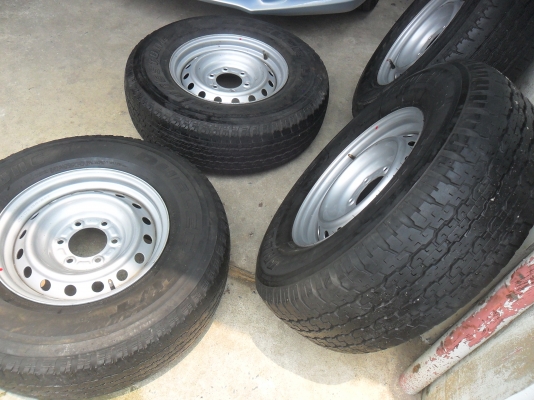 ล้อกะทะ 16นิ้ว 6รู พร้อมยาง 265/70R16ปี10 สวยๆ 4 ล้อ ราคา 5900 บาท