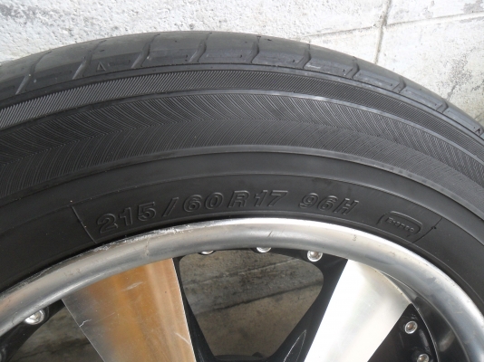 ล้อแม็ก 17นิ้ว 6รู พร้อมยาง 215/60R17 ปี10 สวยๆ 4 ล้อ ราคา 7800 บาท