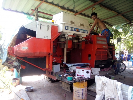 รถเกี่ยวนวดข้าว RX1950A หน้าเกี่ยว1.40M พร้อมใช้งานราคาถูกๆ เจ้าของขายเองครับ