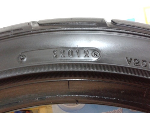 ยาง,235-40-18 DUNLOP DZ101 JP.สภาพดีปี12หนึ่งคู่ 3,500