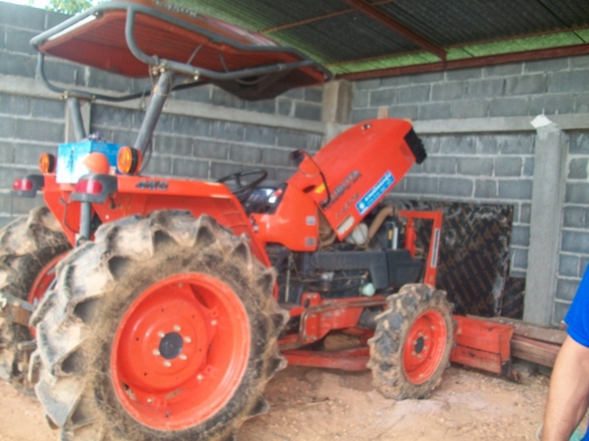 ขายรถไถสภาพดีสุดๆจอดส่วนมากอุปกรณ์3รายการดันหน้าผาน3ผาน6