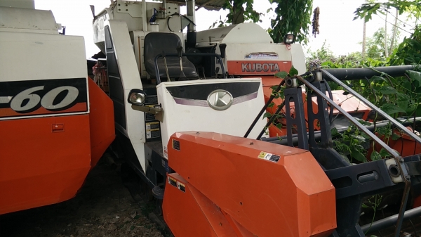 ขายยกแก็งค์"รถเกี่ยวข้าวDc6oplus 2คัน+ปิ๊กอัพnissun1คัน+พ่วงลาก ราคา 799000 บาท