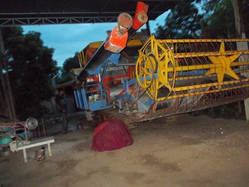 ขายรถเกี่ยวอุ้มไทยเส็งยนต์  3แสนบาท ด่วน