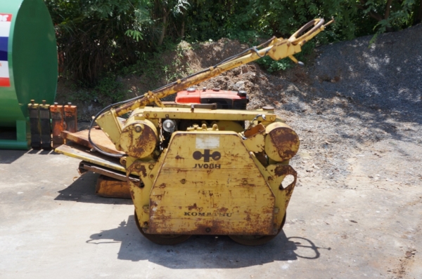 ขายรถบดเดินตาม KOMUTSU  JV08H มีระบบสั่นสะเทือน พร้อมใช้